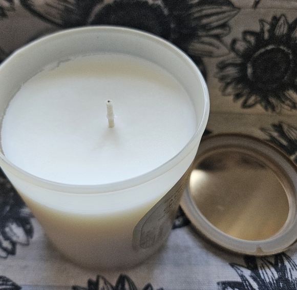 Bath And Body Works Almond Croissant Candle - Picture 2 of 3